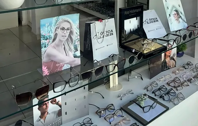 Vitrine da Ótica Líder com armações e óculos de sol expostos