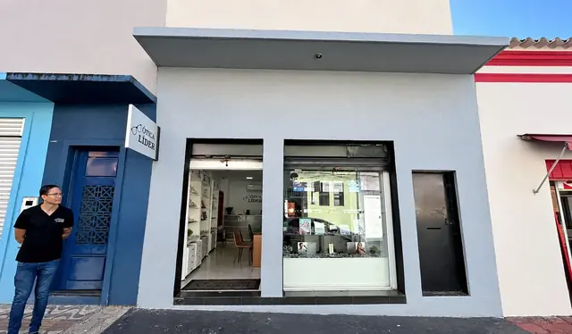 Fachada da Ótica Líder na Rua das Óticas (R. Cândido Mariano, 538), no Centro Norte de Cuiabá, vista da rua