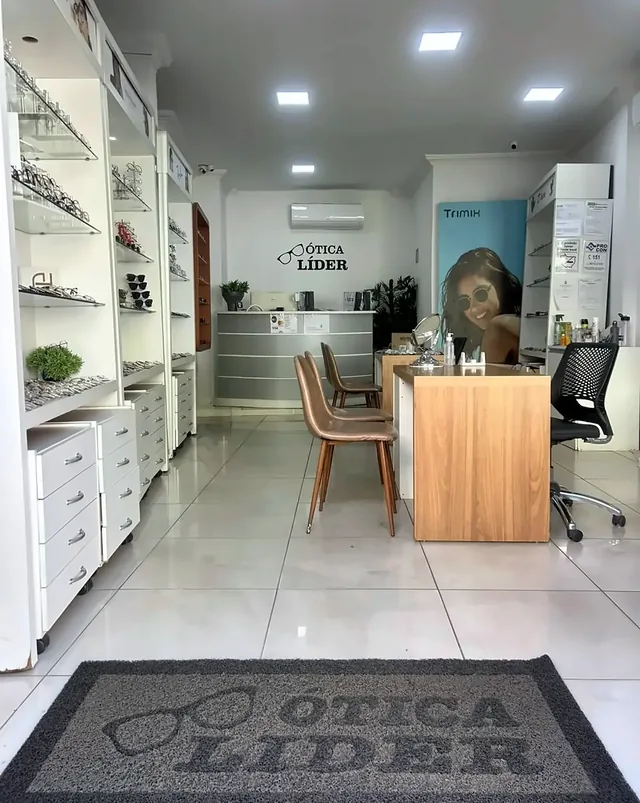 Interior da Ótica Líder com expositores e mesa de atendimento