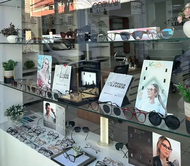 Vitrine da Ótica Líder com óculos de sol e armações