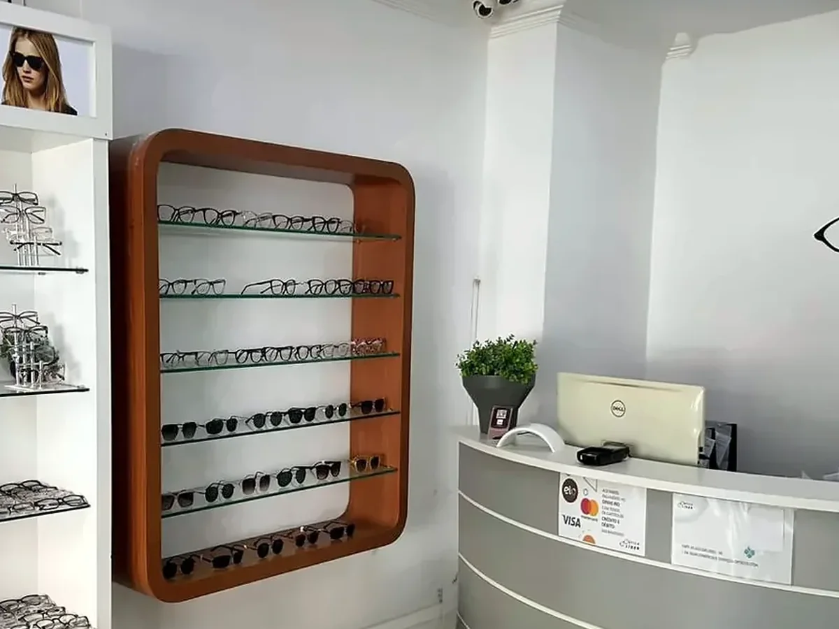 Expositor com óculos de sol de modelos variados