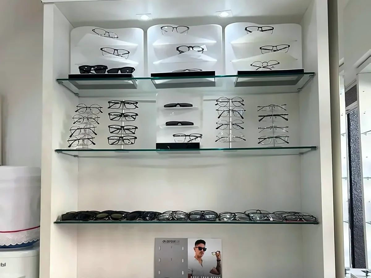 Armações infantis coloridas organizadas no expositor de uma ótica